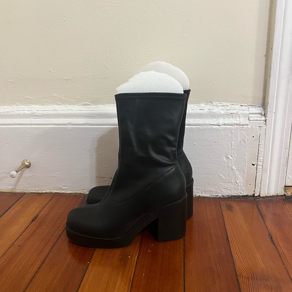 Size 9 Black heeled mid calf going out boots - Picture 2 of 3